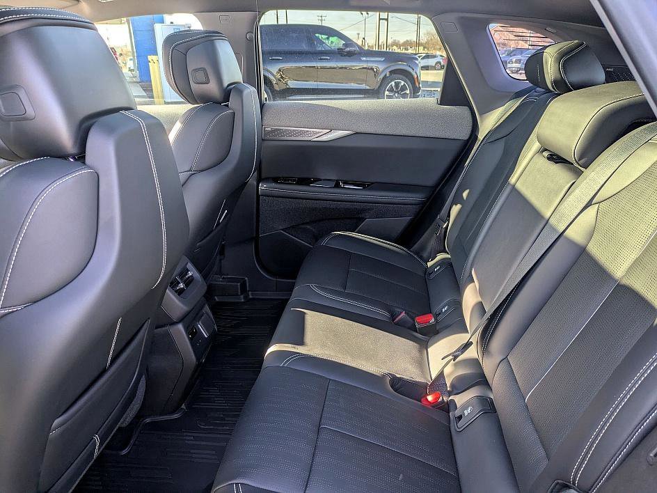 New 2026 Cadillac Optiq Luxury 2 image 19