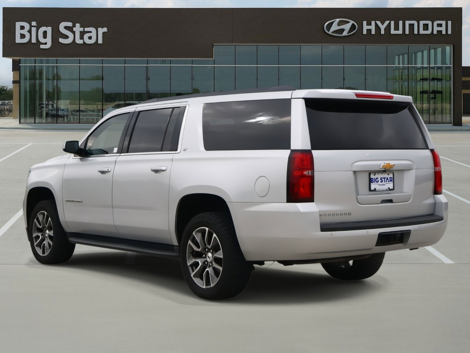 Used 2019 Chevrolet Suburban LT image 3
