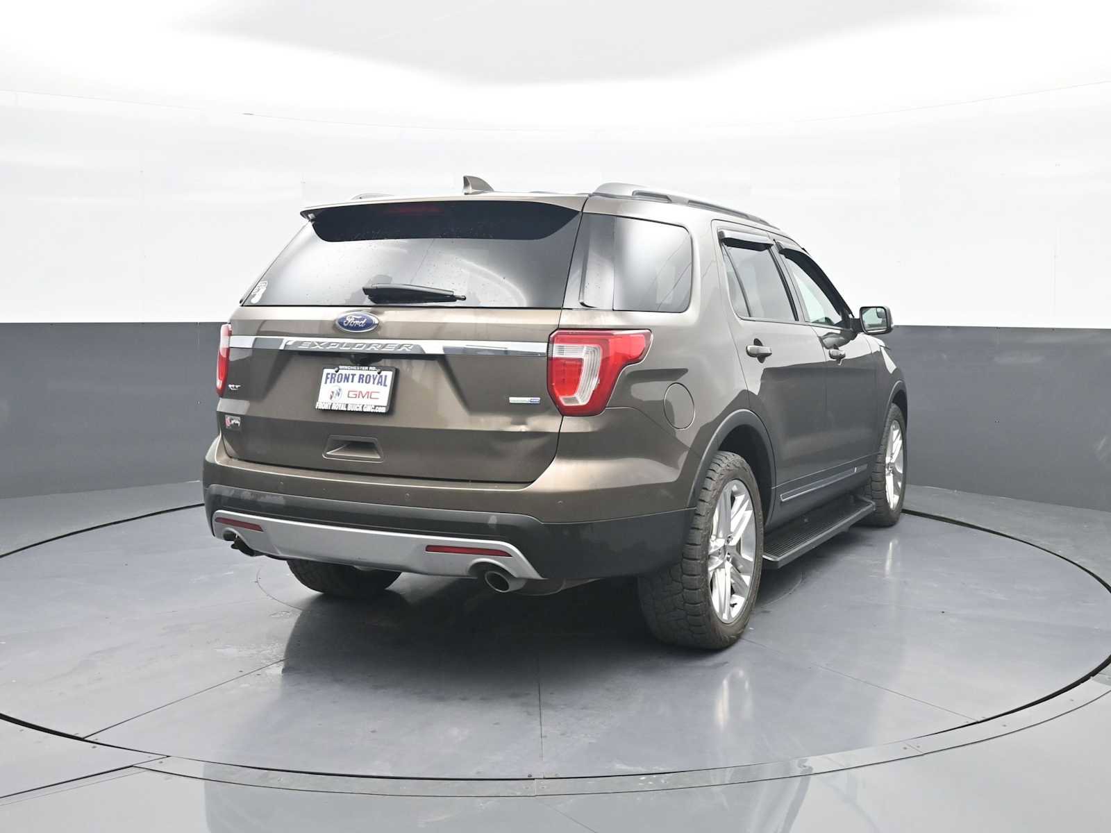 Used 2016 Ford Explorer XLT w/ Equipment Group 202A AWD/4WD image 7