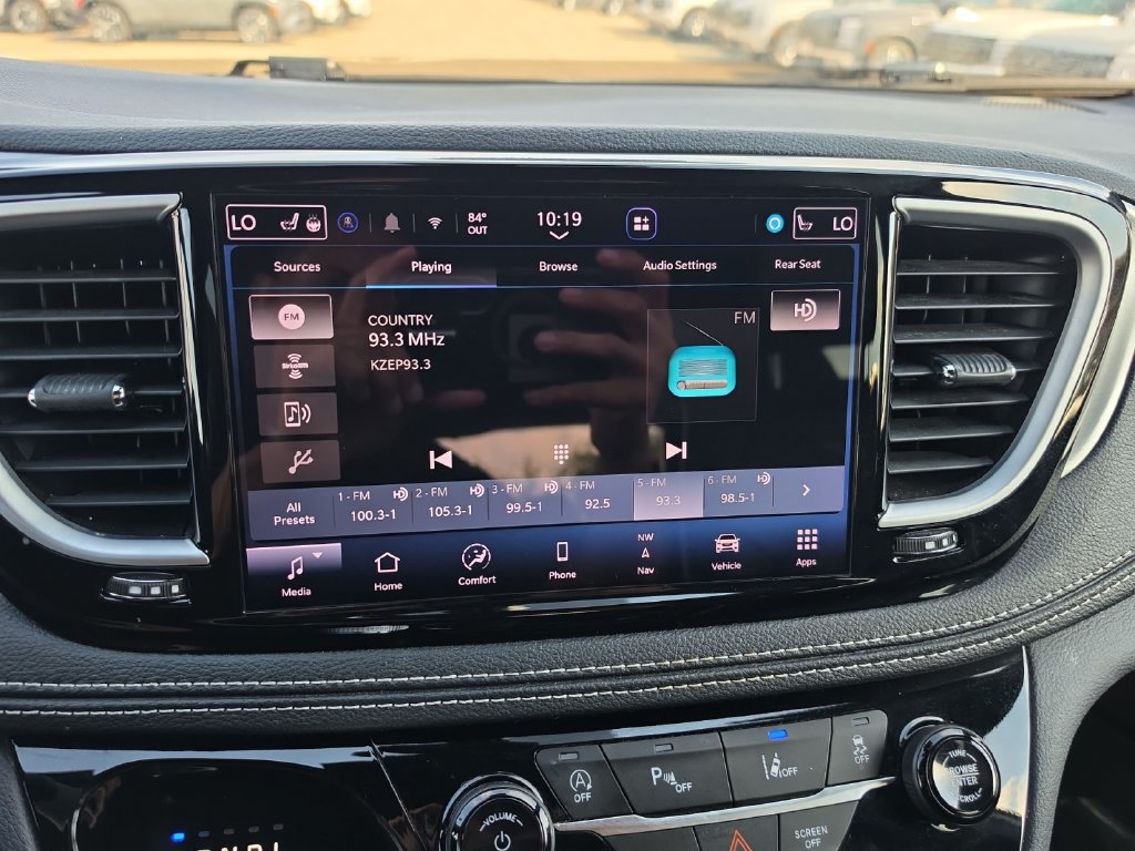 Used 2023 Chrysler Pacifica Limited w/ Uconnect Theater Family Group AWD/4WD image 18
