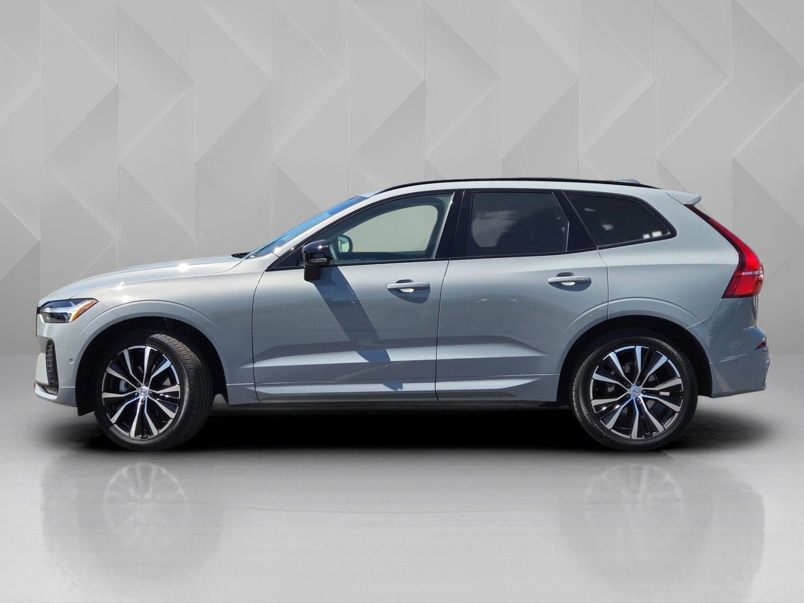 Certified 2025 Volvo XC60 B5 Plus AWD/4WD image 4