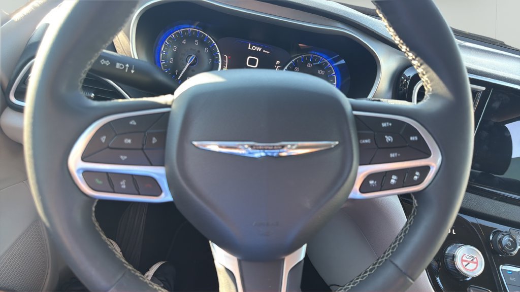Used 2024 Chrysler Pacifica Touring-L FWD image 17