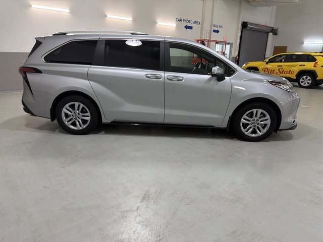 Used 2025 Toyota Sienna Limited AWD/4WD image 10