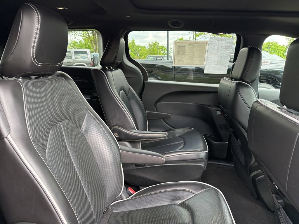 Used 2024 Chrysler Pacifica Premium FWD image 9
