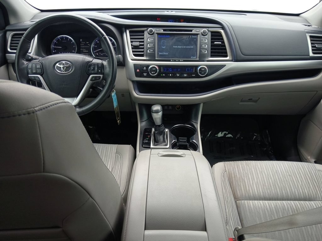 Used 2017 Toyota Highlander Plus FWD image 10
