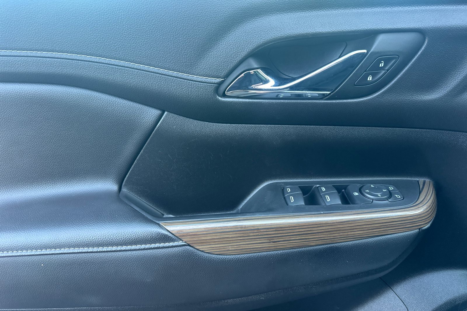 Used 2023 GMC Acadia SLE image 11