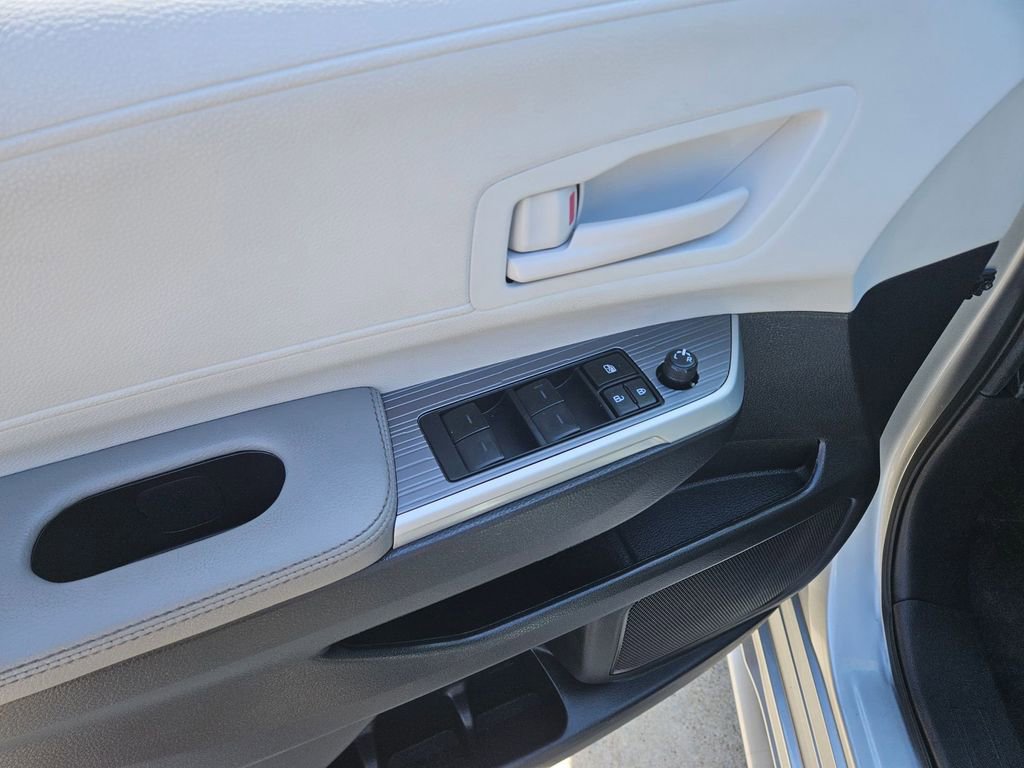 Used 2025 Toyota Sienna LE image 14