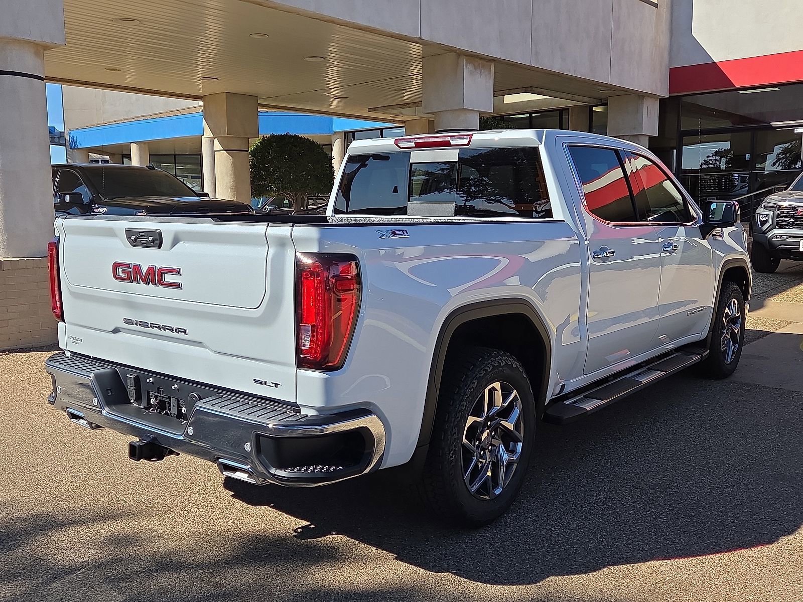 New 2026 GMC Sierra 1500 SLT image 4