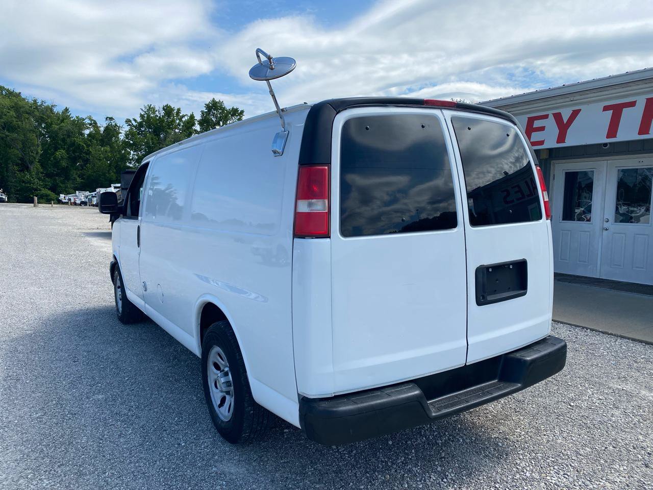 Used 2010 Chevrolet Express 1500 RWD image 6