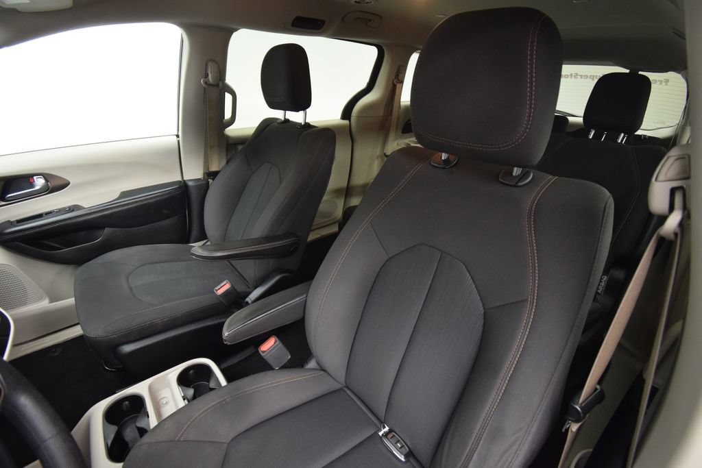 Used 2019 Chrysler Pacifica L FWD image 17