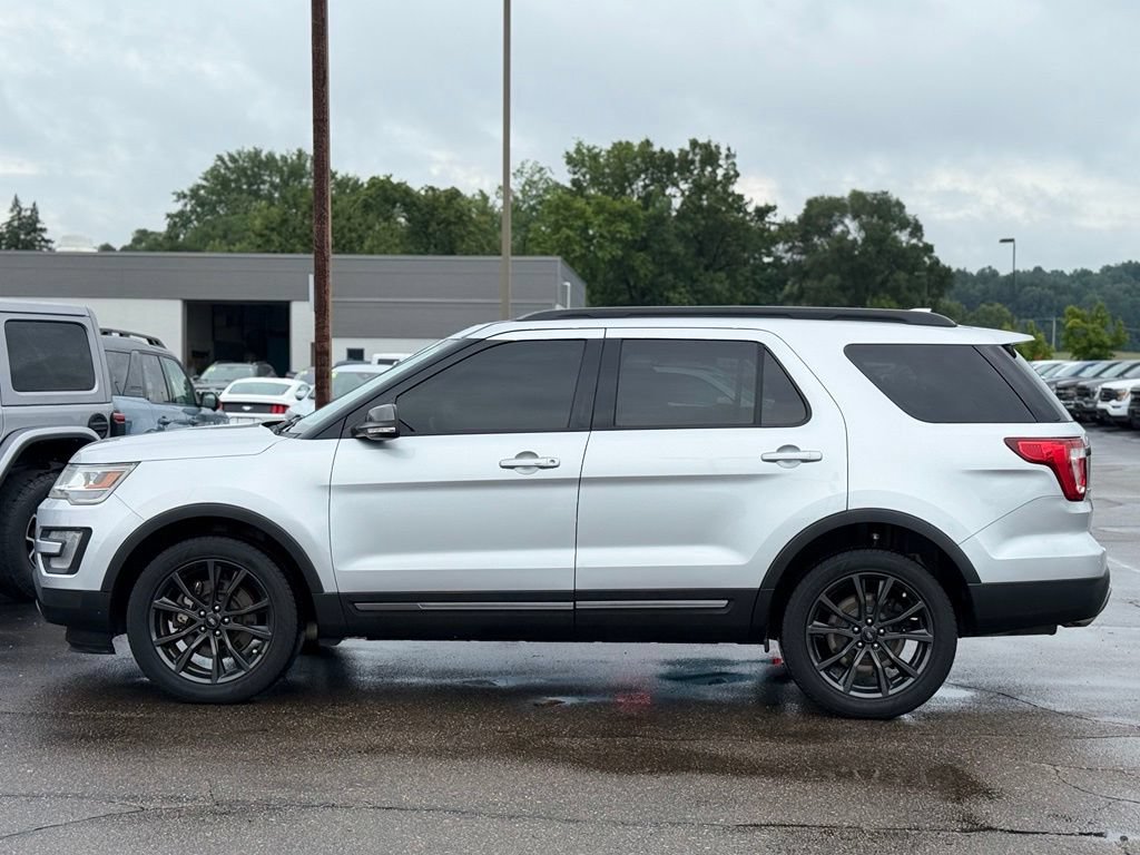Used 2017 Ford Explorer XLT w/ Equipment Group 202A AWD/4WD image 37