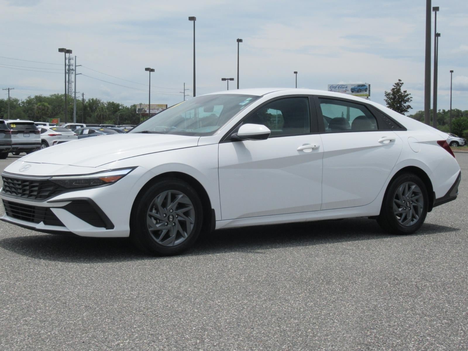 Used 2024 Hyundai Elantra SEL FWD image 3