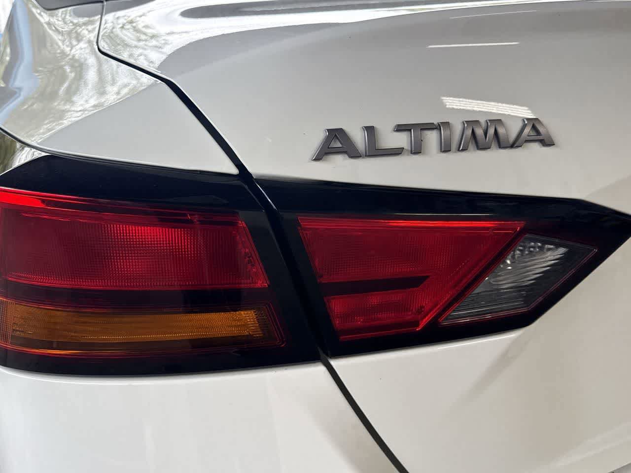 Used 2025 Nissan Altima 2.5 SV FWD image 10