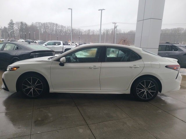 Used 2024 Toyota Camry SE image 4