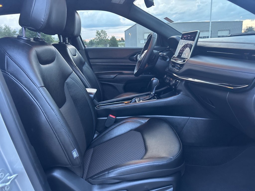 Used 2025 Jeep Compass Latitude w/ Altitude Special Edition image 17