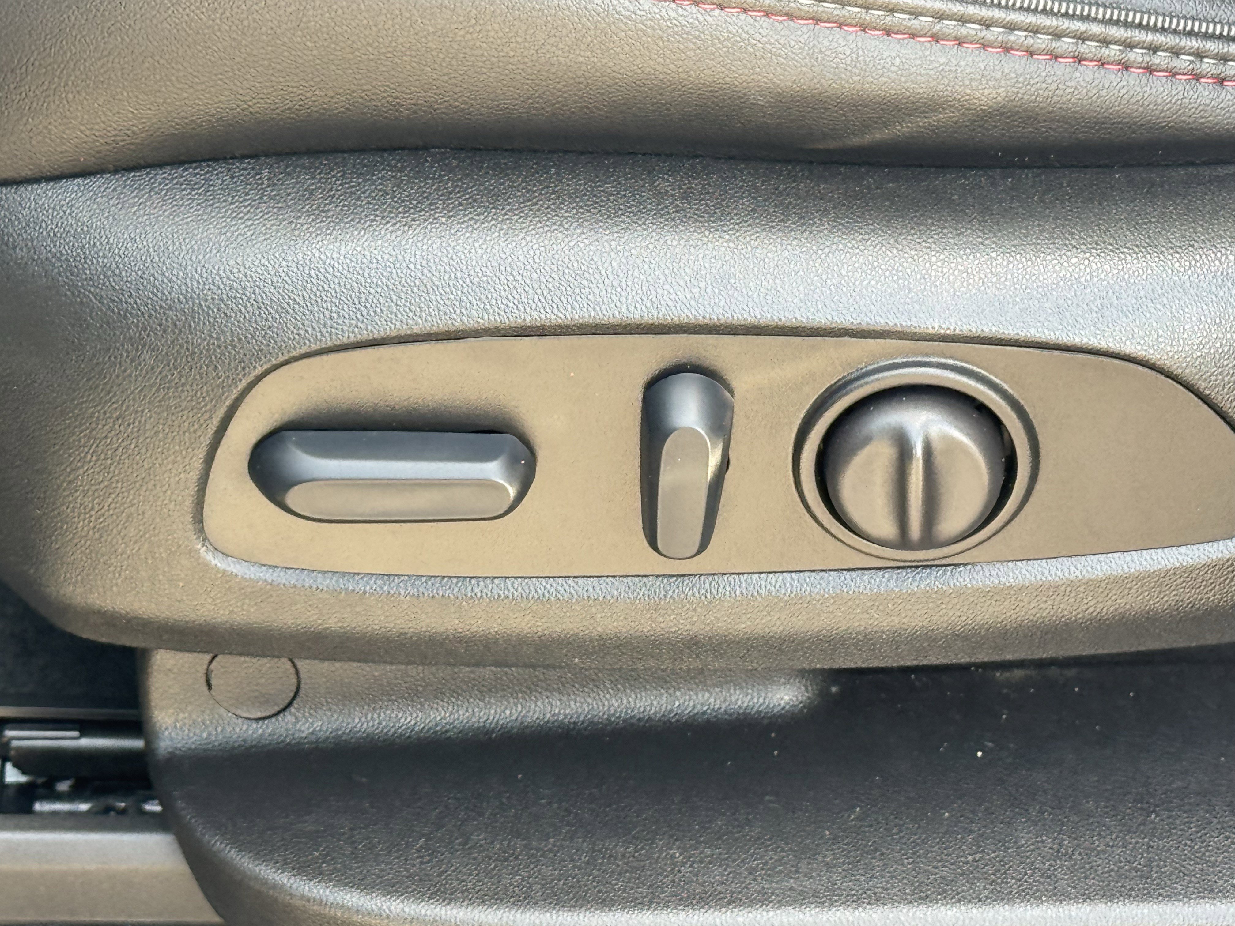 Used 2023 Chevrolet Traverse RS image 29