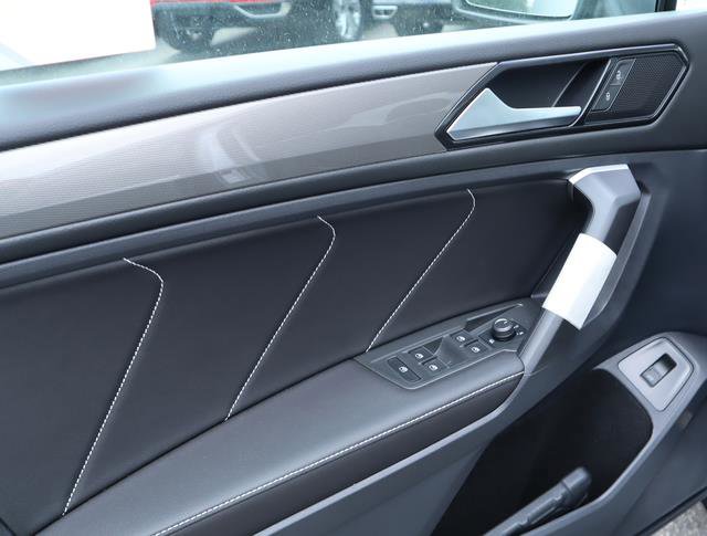 New 2024 Volkswagen Tiguan SE w/ Panoramic Sunroof Package FWD image 10