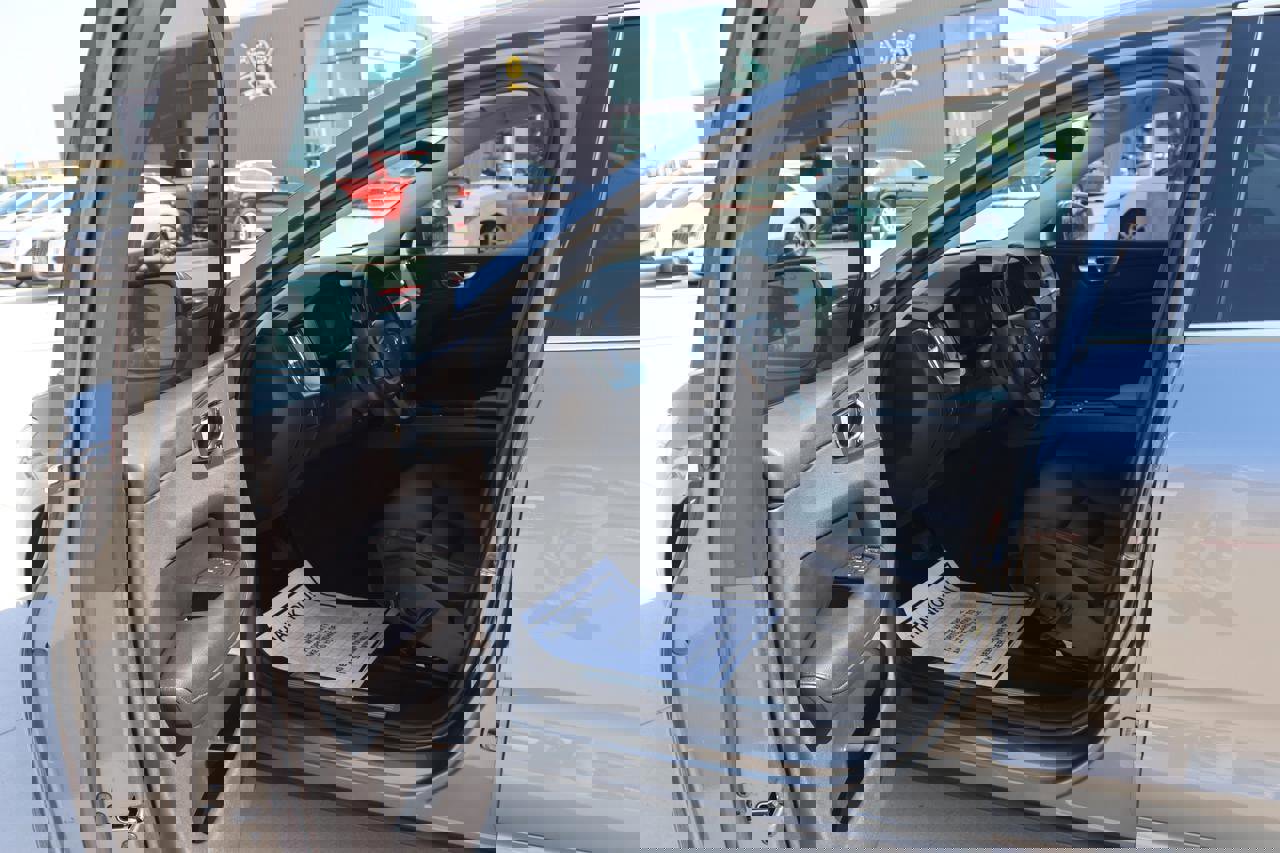 Used 2018 Volvo XC60 T5 Momentum w/ Convenience Package image 24