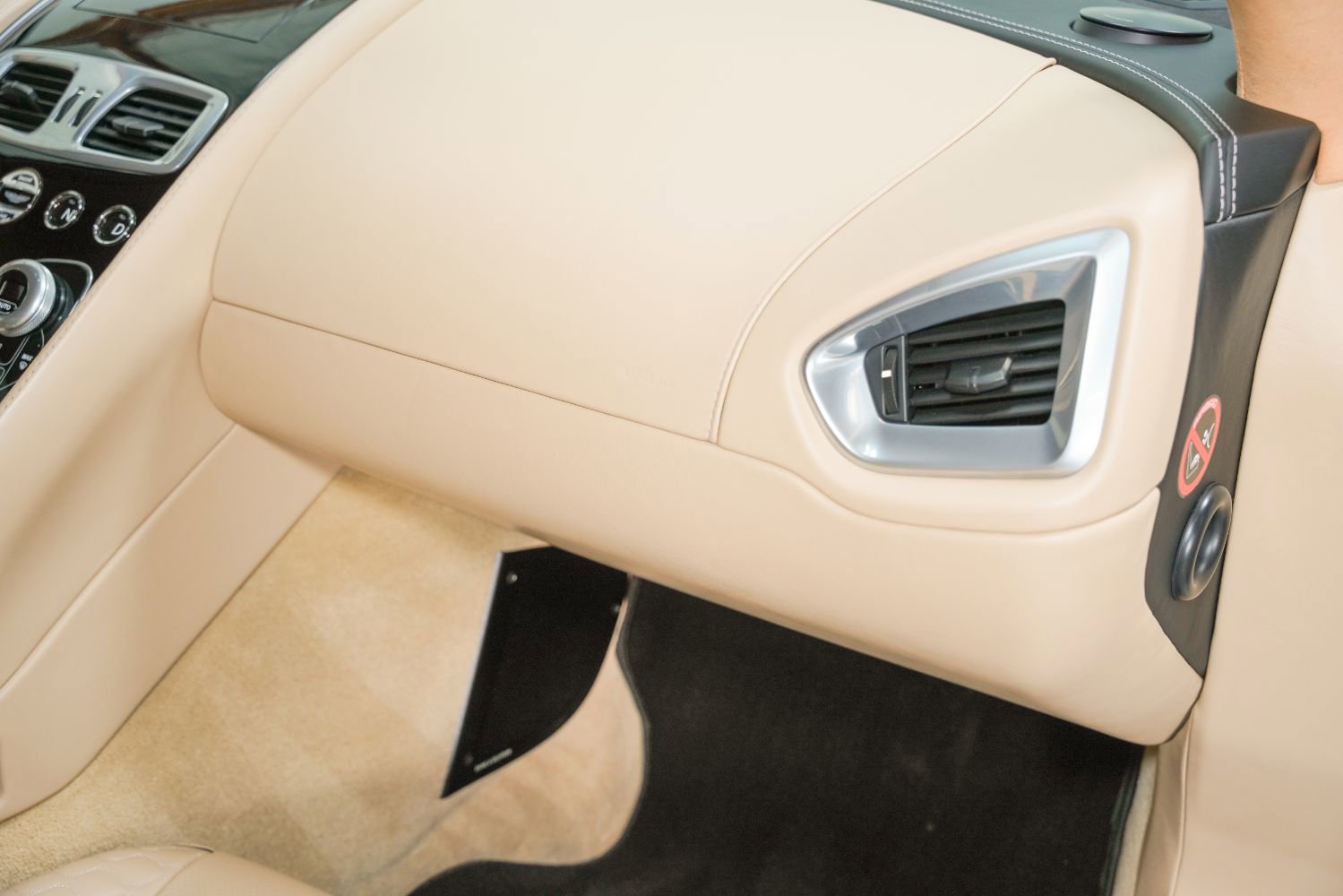 Used 2014 Aston Martin Vanquish Coupe image 32