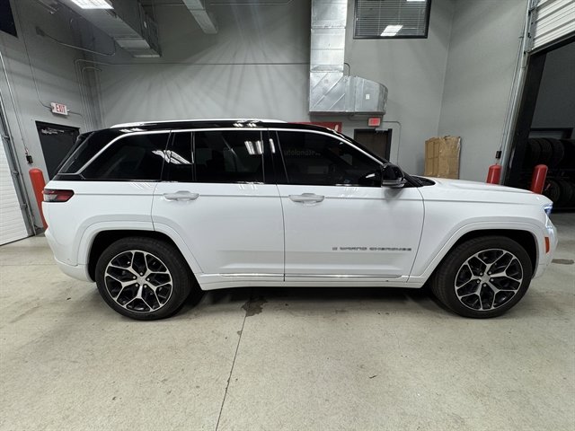 Used 2022 Jeep Grand Cherokee Summit AWD/4WD image 8