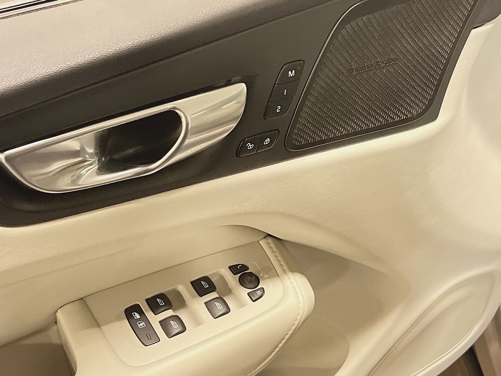 Certified 2023 Volvo XC60 B6 Ultimate w/ Protection Package Premier image 15