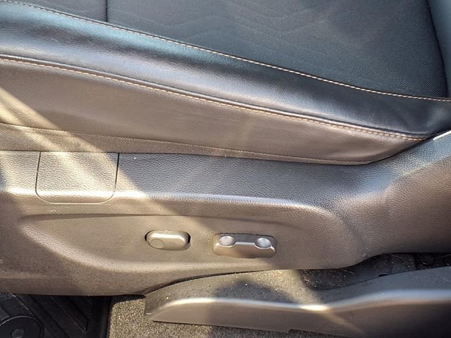 Used 2022 Chevrolet Trax LT w/ LT Convenience Package image 4