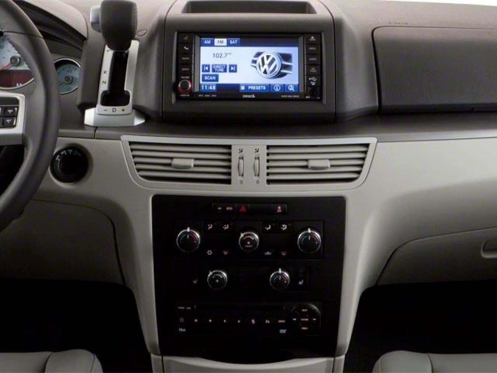 Used 2010 Volkswagen Routan SE FWD image 9