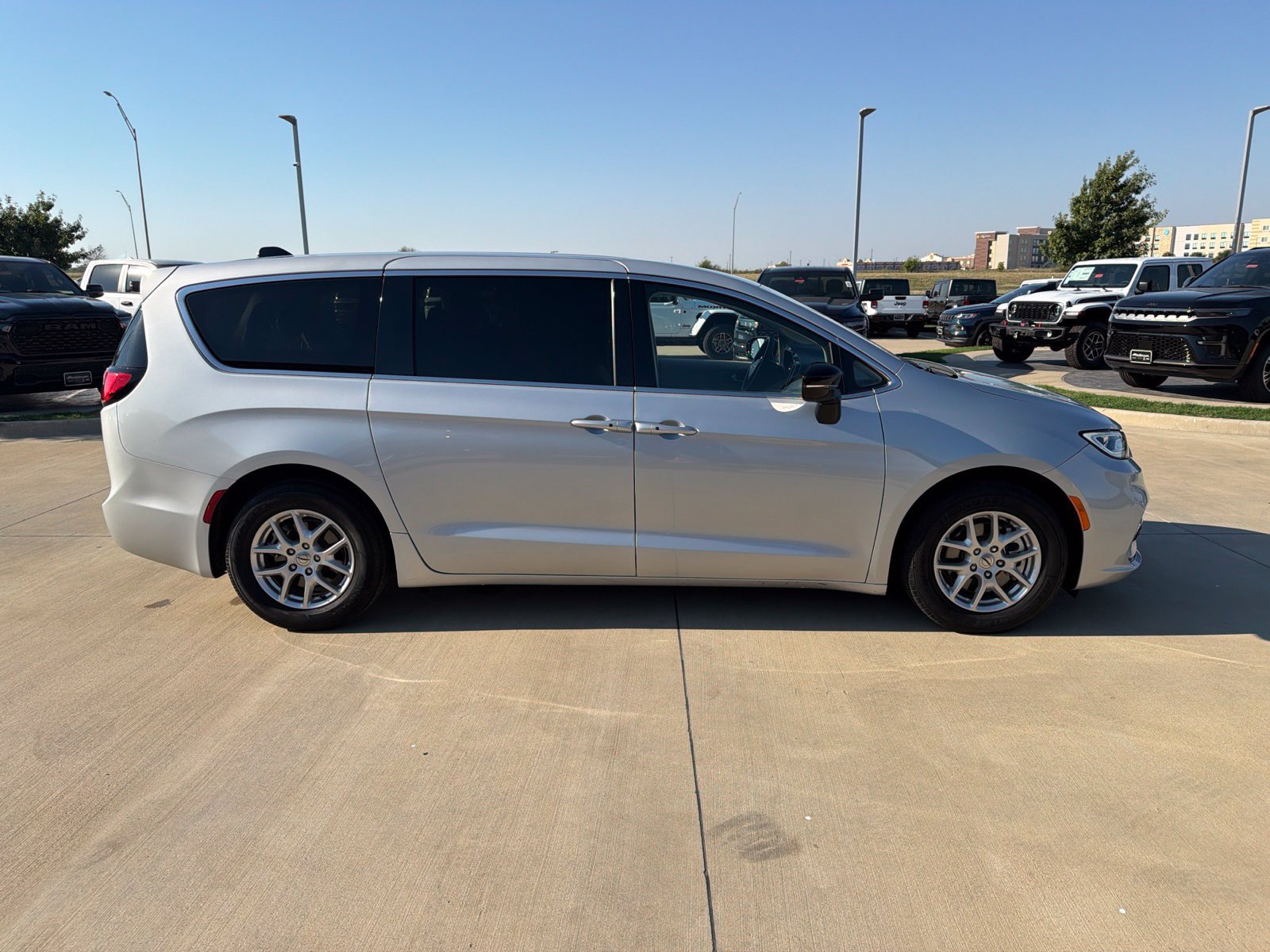Used 2024 Chrysler Pacifica Touring-L FWD image 6