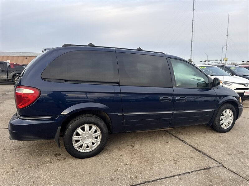 Used 2005 Chrysler Town & Country Touring w/ Luxury Group FWD image 1