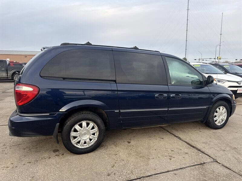Used 2005 Chrysler Town & Country Touring w/ Luxury Group