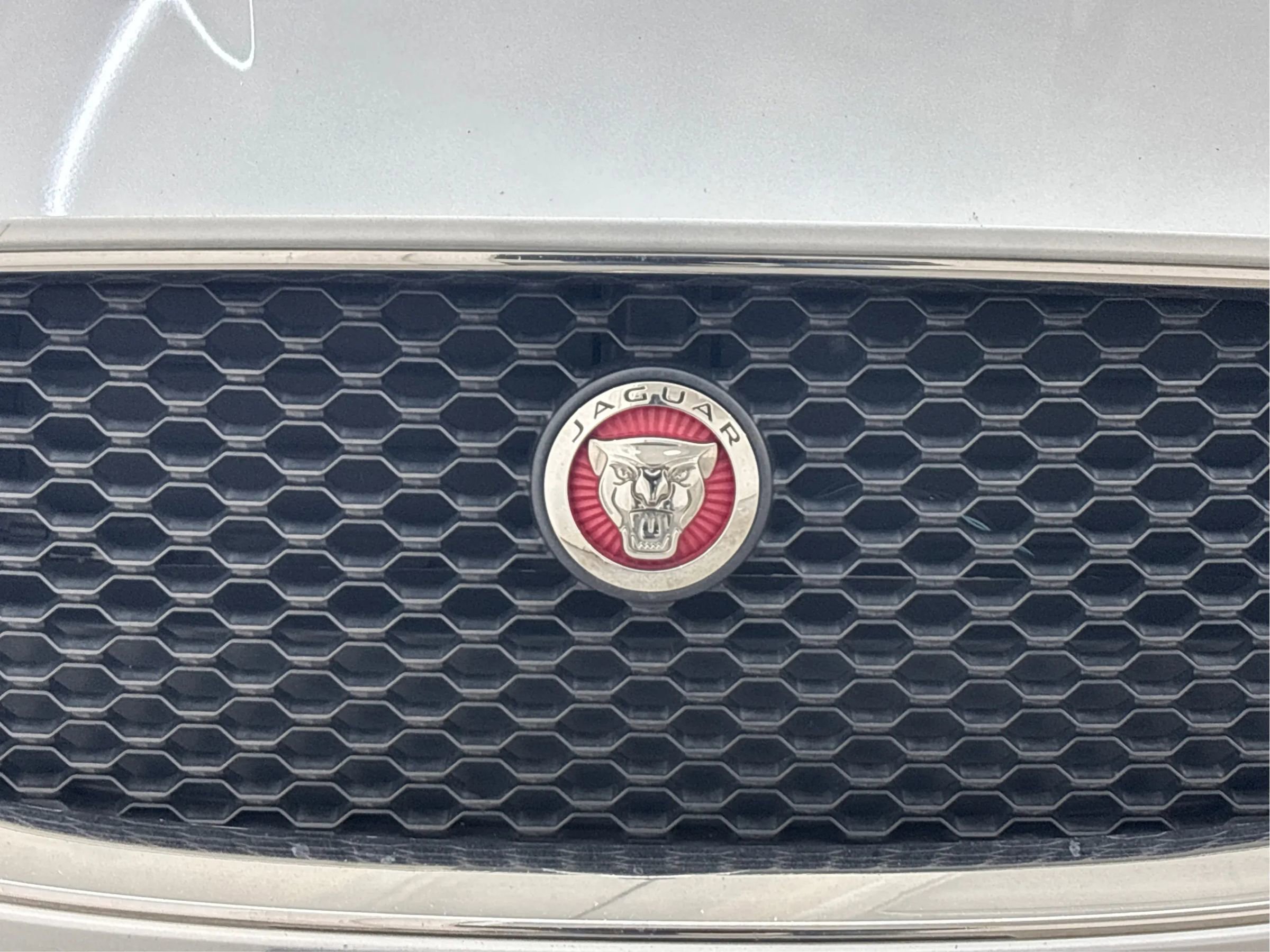 Used 2018 Jaguar XF Premium image 36