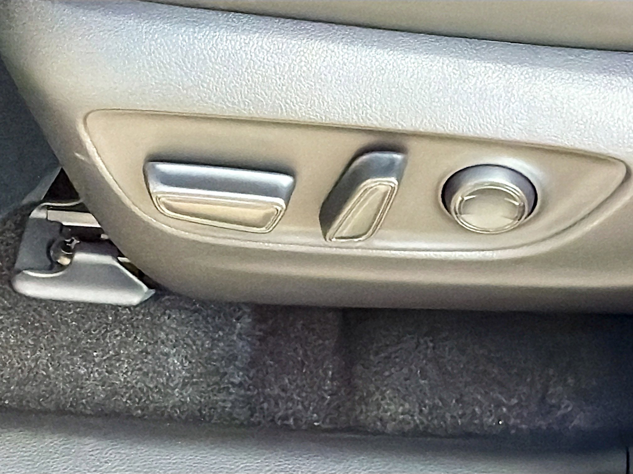 Used 2025 Toyota RAV4 XSE w/ Advanced Technology Package image 24