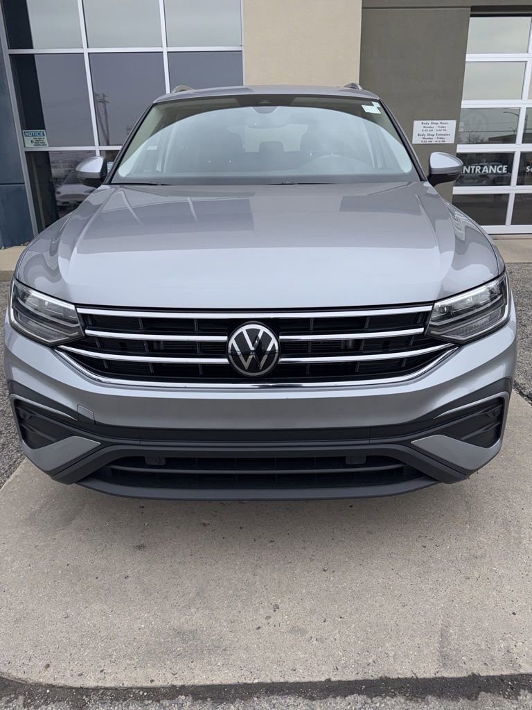 Certified 2022 Volkswagen Tiguan SE w/ Panoramic Sunroof Package image 3