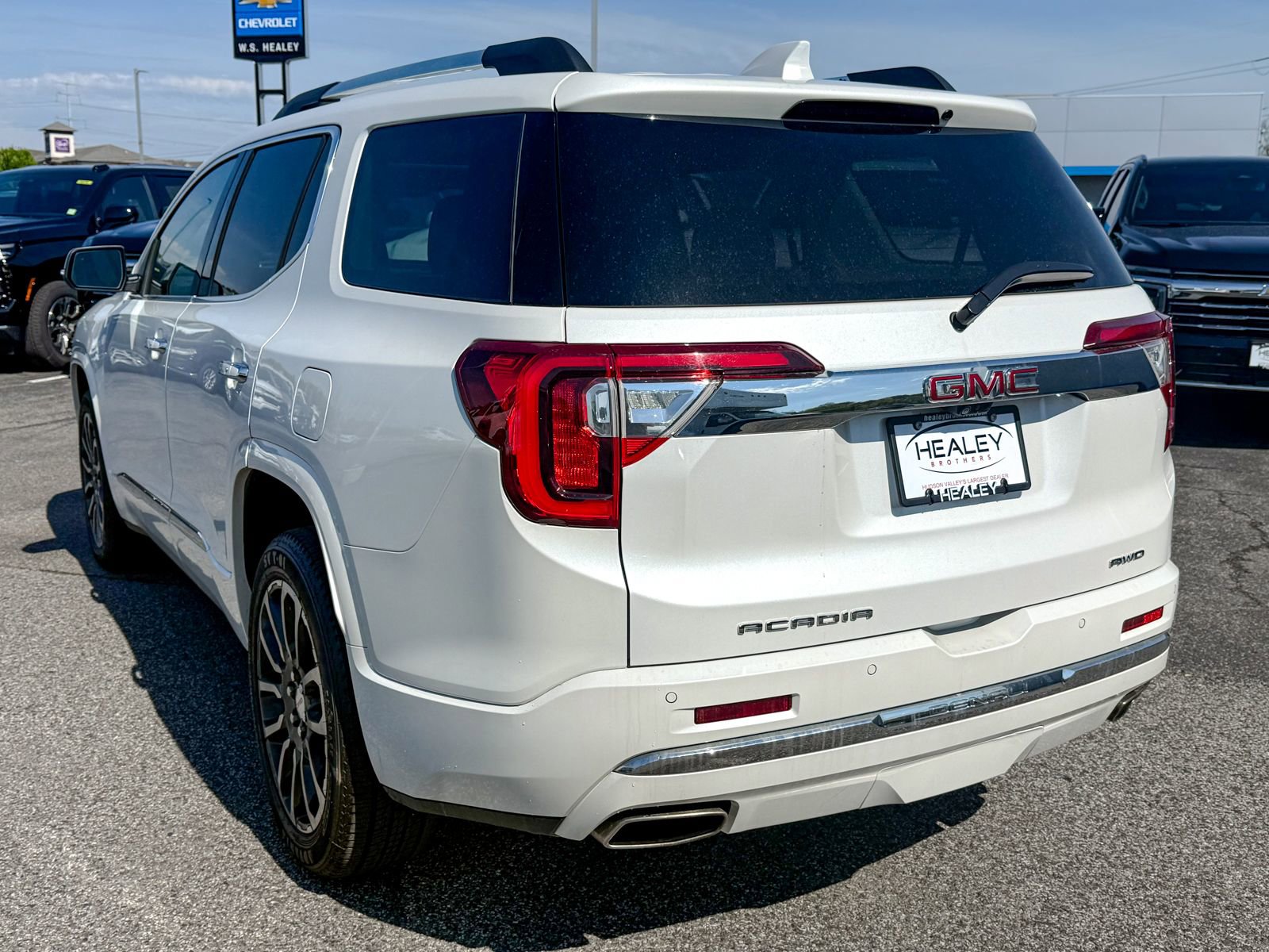 Used 2020 GMC Acadia Denali w/ Technology Package AWD/4WD image 5