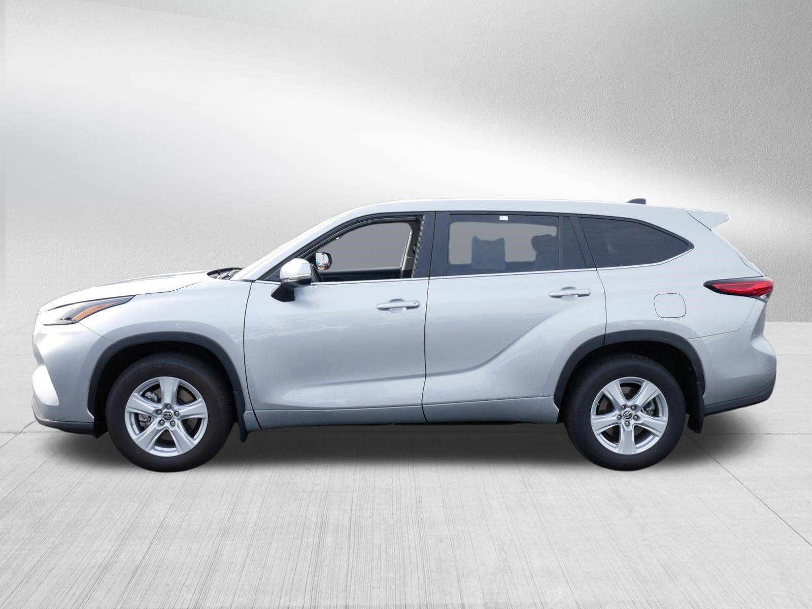 Used 2023 Toyota Highlander L AWD/4WD image 4