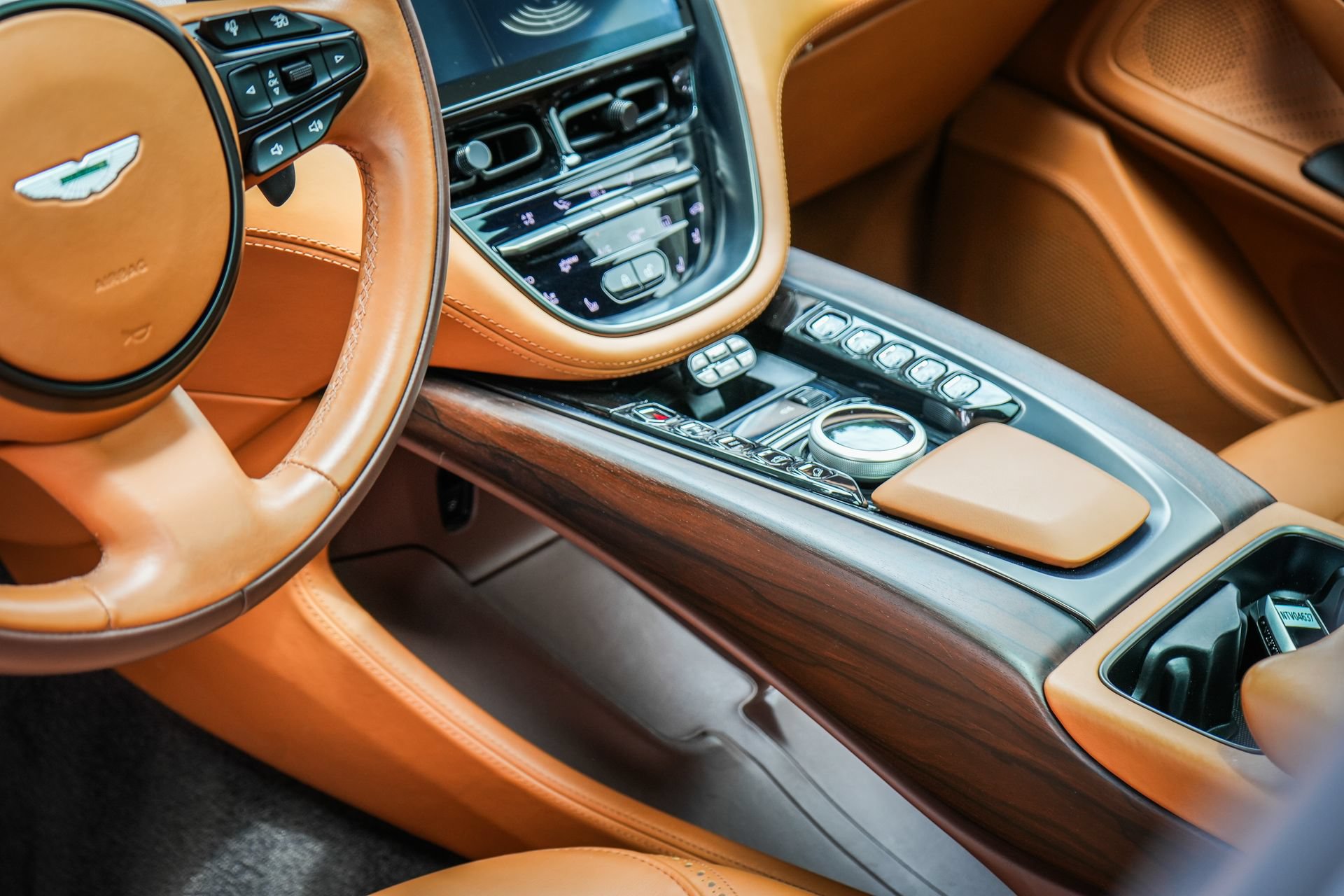 Used 2022 Aston Martin DBX AWD/4WD image 25
