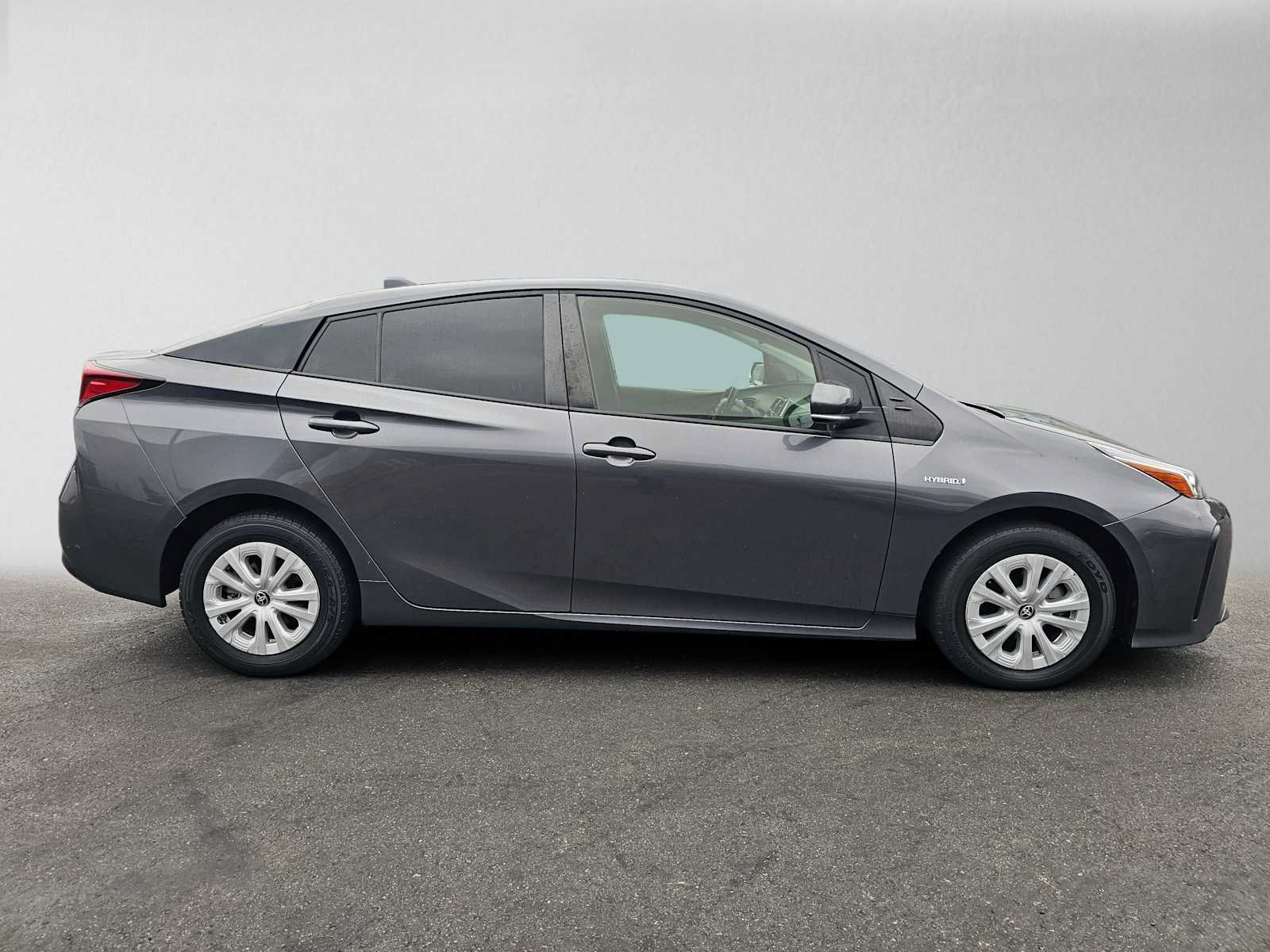 Used 2020 Toyota Prius L Eco FWD image 2