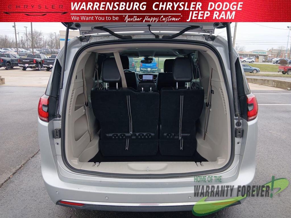Used 2024 Chrysler Pacifica Touring-L image 29