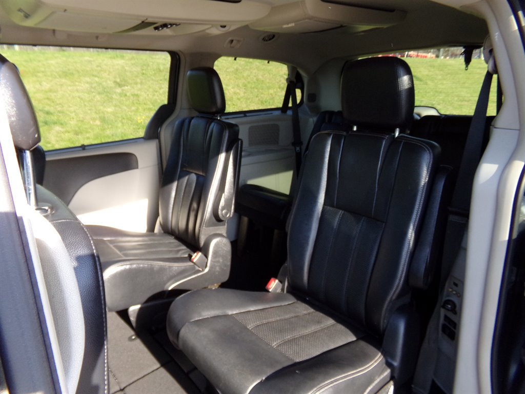 Used 2013 Chrysler Town & Country Touring-L w/ Driver Convenience Group image 7