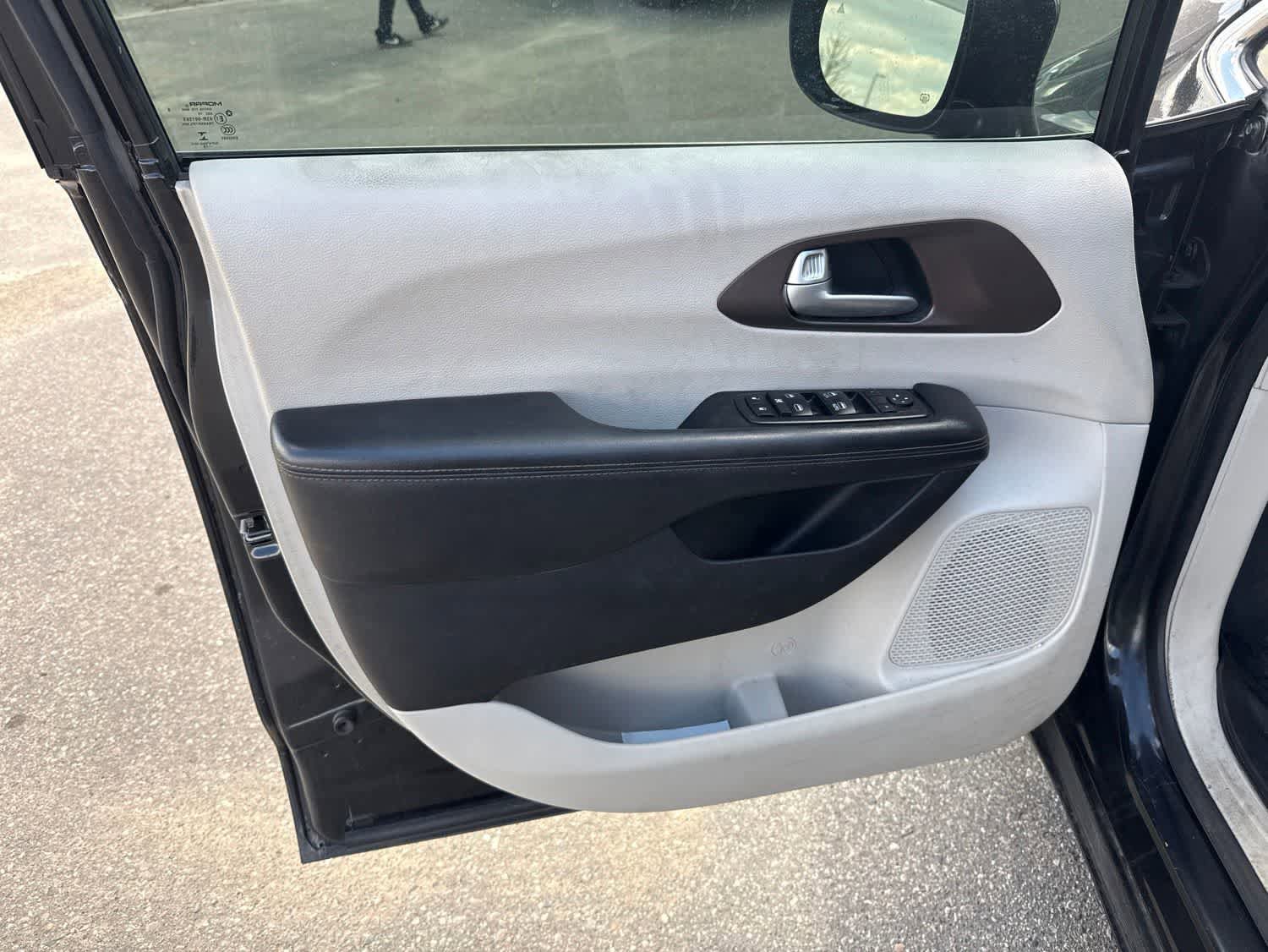 Used 2018 Chrysler Pacifica Touring-L FWD image 15