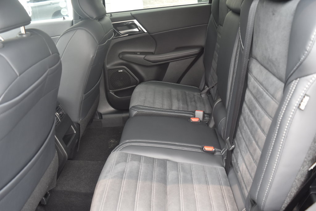 New 2026 Mitsubishi Outlander AWD image 11