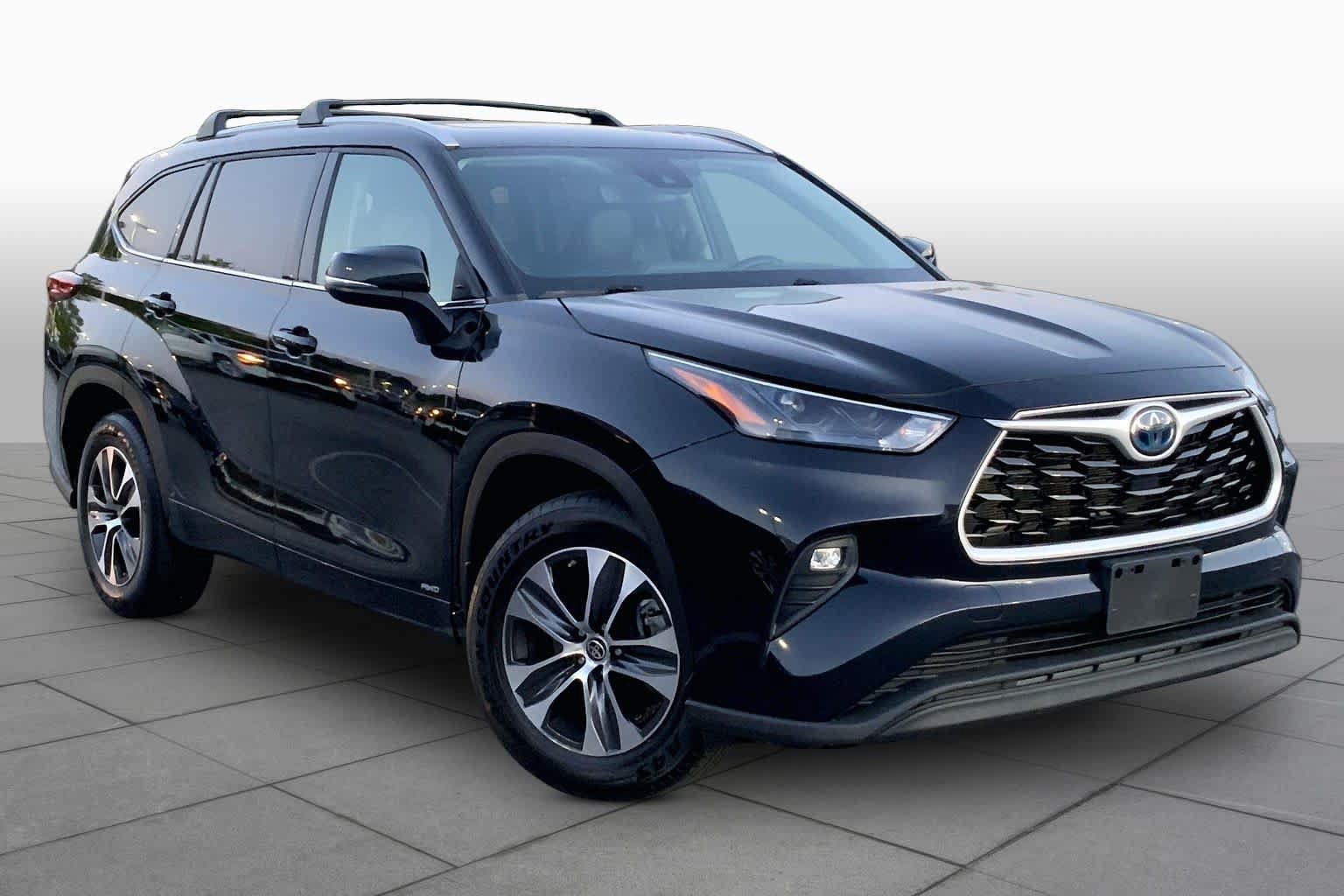 Used 2022 Toyota Highlander XLE AWD/4WD image 3