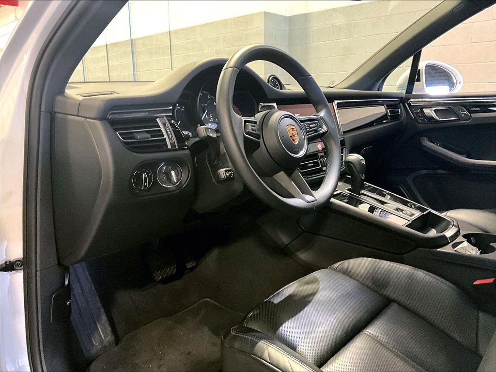 Used 2025 Porsche Macan AWD/4WD image 4