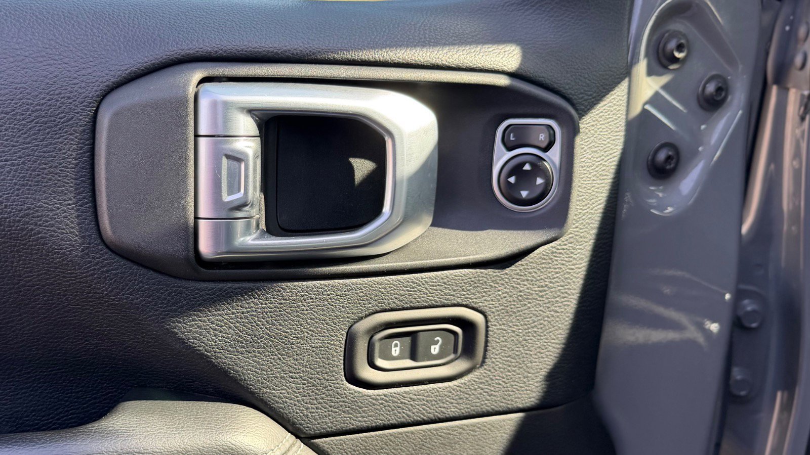 Used 2018 Jeep Wrangler Unlimited Sahara image 23