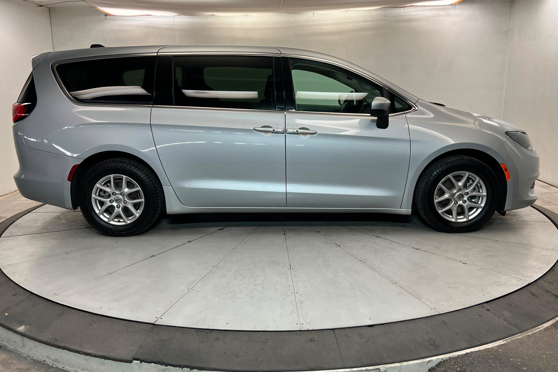 Certified 2023 Chrysler Voyager LX FWD image 6