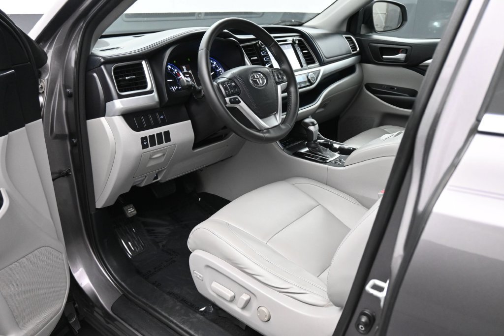 Used 2015 Toyota Highlander XLE FWD image 2