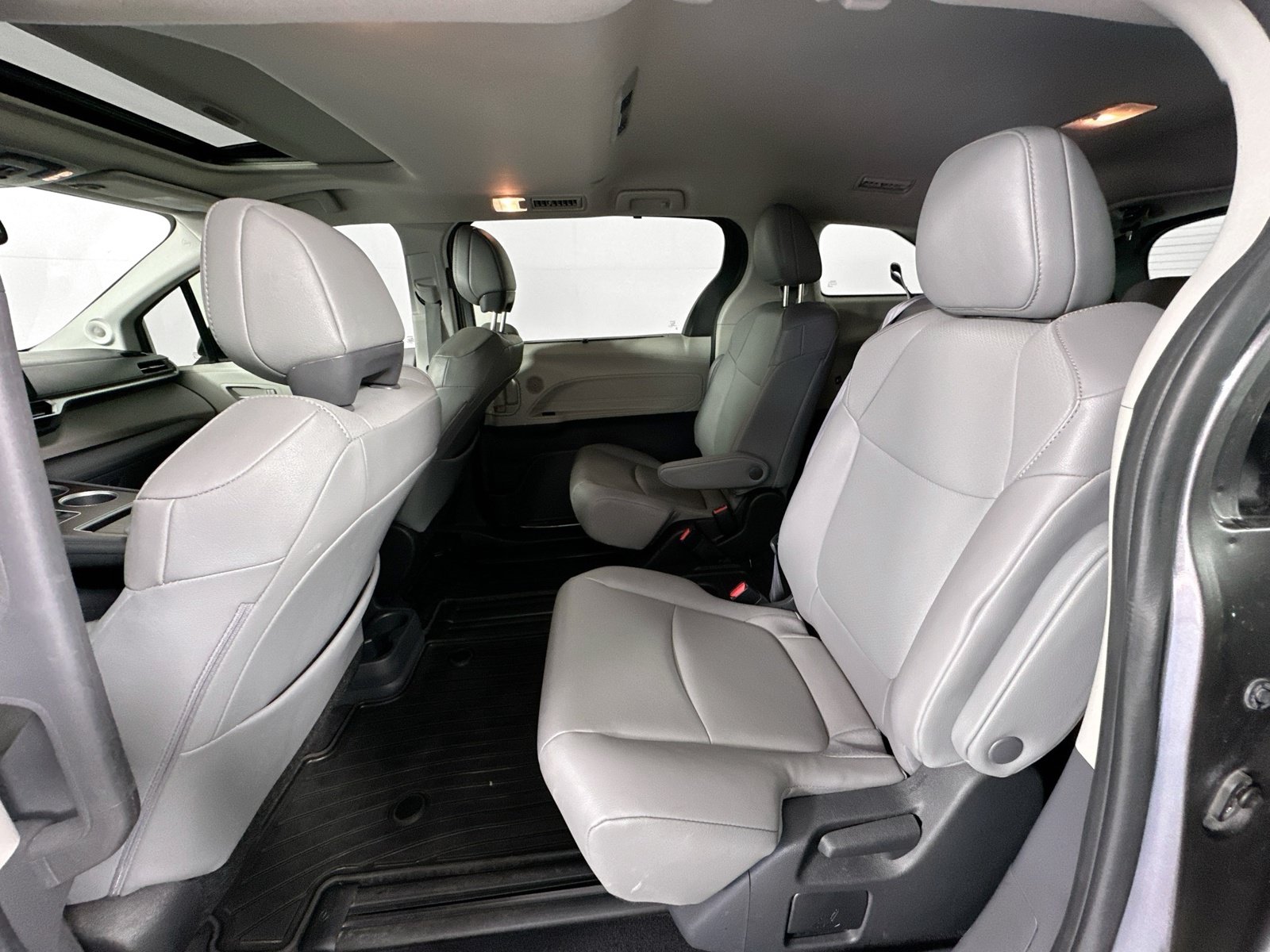 Used 2022 Toyota Sienna XLE w/ XLE Plus Package FWD image 25