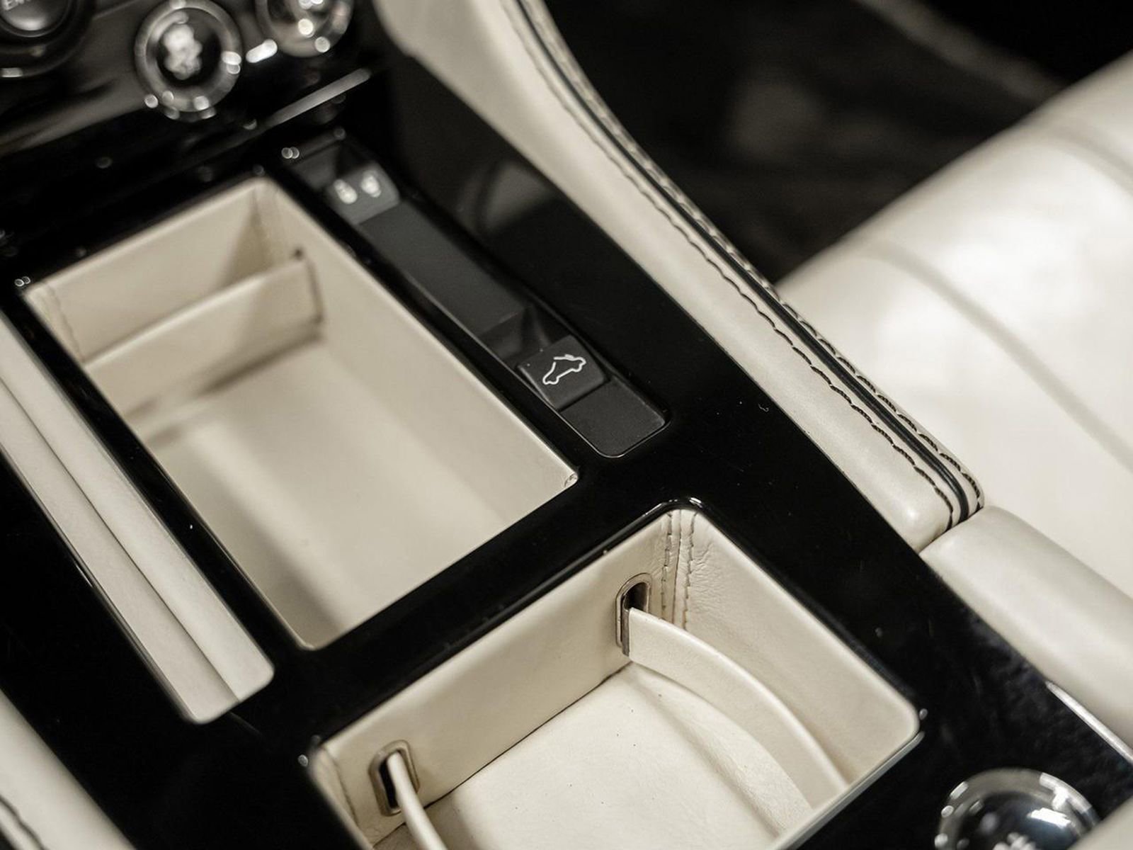 Used 2015 Aston Martin DB9 Volante image 48