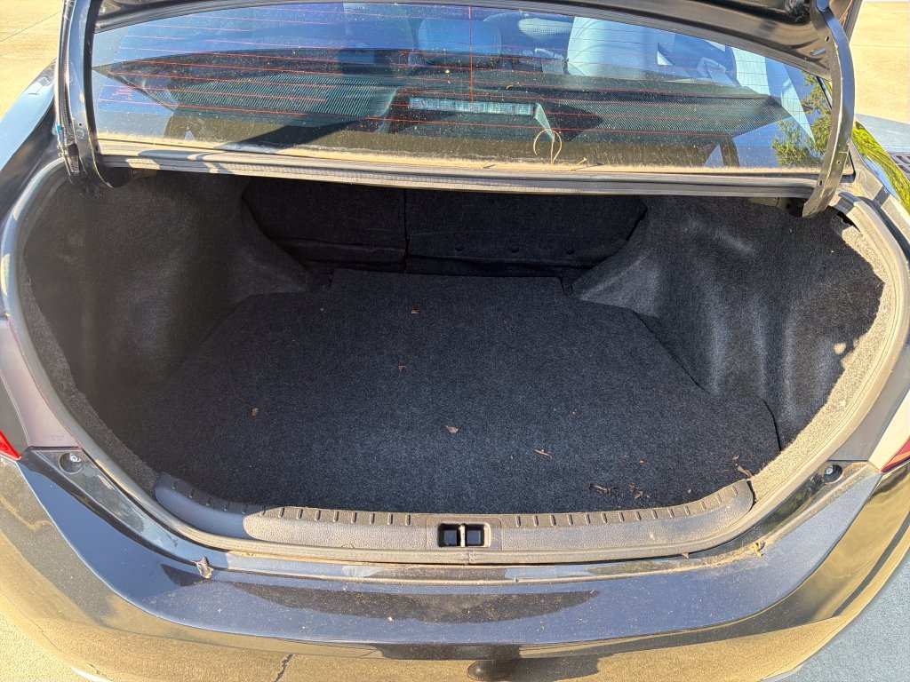 Used 2018 Toyota Corolla LE FWD image 30