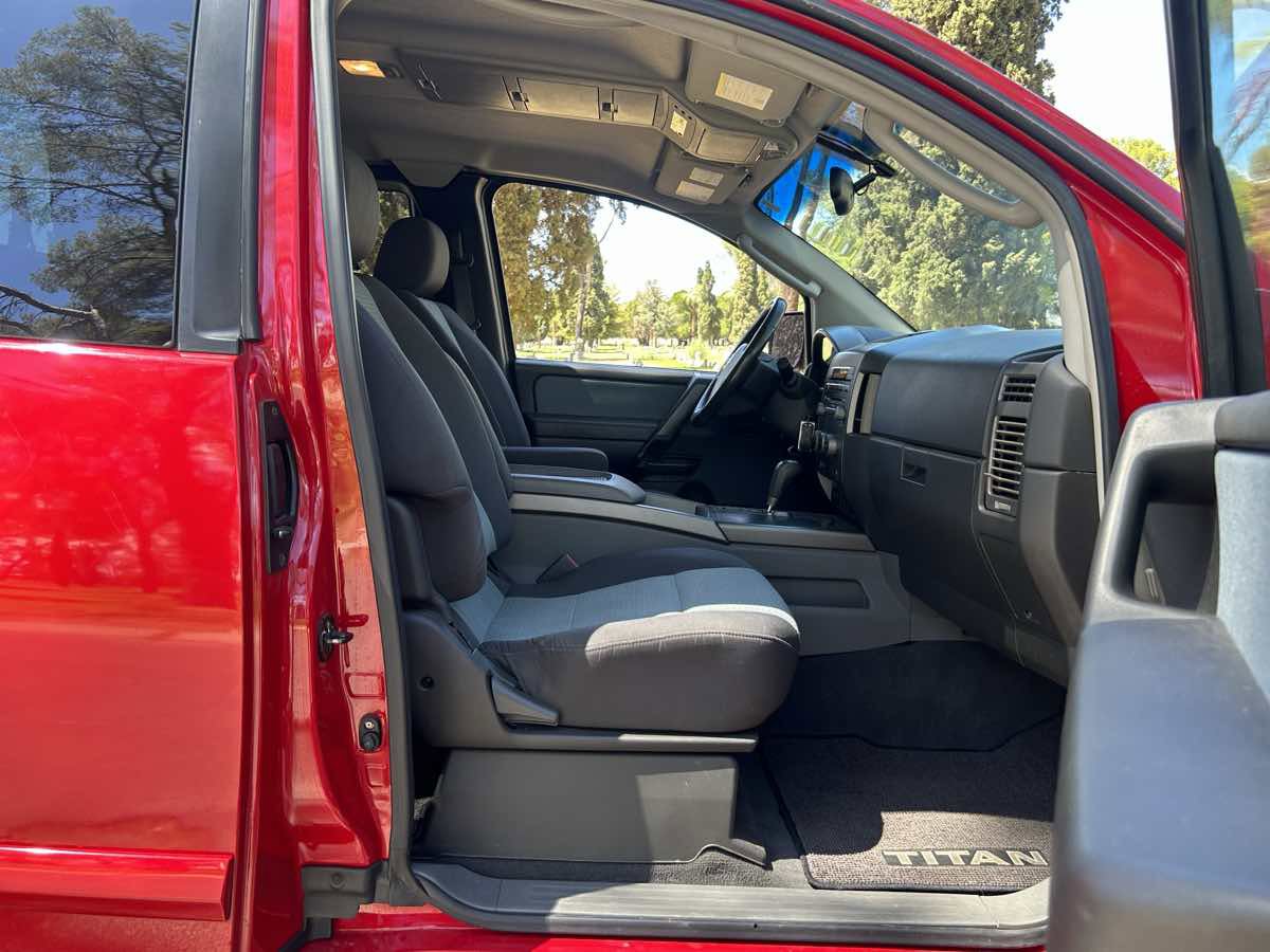 Used 2005 Nissan Titan SE image 21